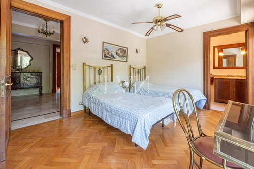 Venta Casa De 8 Ambientes Con Pileta , Jardín Y Parrilla - San Isidro