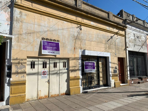Imagen 1 de 1 de Casa Céntrica Con Amplio Terreno Y Local Al Frente