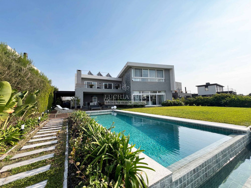 Increible Casa En Venta -vista A La Laguna Y Golf -el Canton