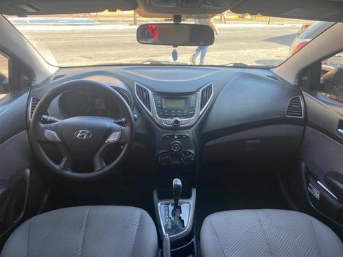Imagem 6 de 10 de Hyundai Hb20s 2015 1.6 Comfort Plus Flex Aut. 4p