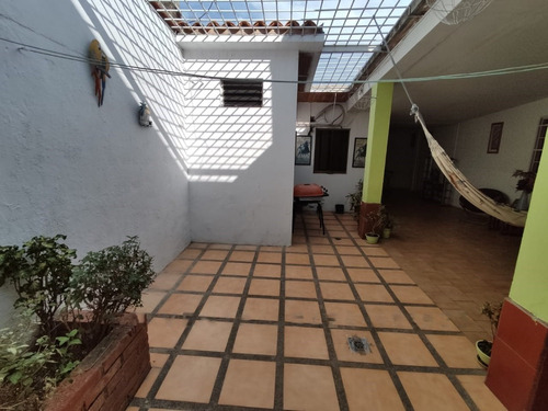 Se Ofrece En Vende Casa Quinta En Primer Sector De La Urb. Paraparal