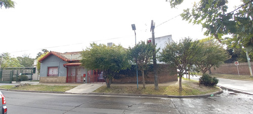 Casa Con 4 Departamentos En Block, En Barrio Parque Bernal
