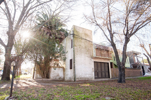 Casa En Venta Gonnet - Parque Y Cochera Cubierta