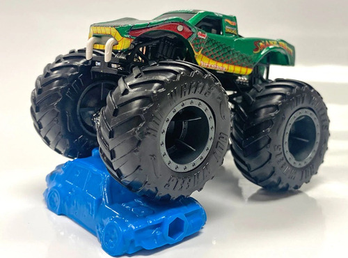 Monster Trucks Hot Whells Vs 2 Autos