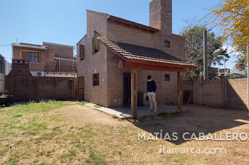 Duplex A La Venta En Urca Con Patio Grande Y Construcción Tradicional.