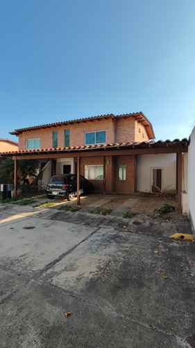 Jose R Armas, Vende Townhouse Ubicado En Exclusivo Conjunto Residencial Las Trinitarias, Urb. La Cumaca