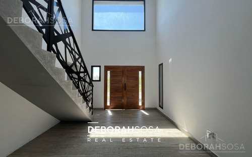 Casa En Venta Cuatro Dormitorios Seis Ambiente A La Laguna Pileta El Naudir Escobar