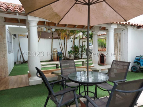 Hermosa Casa En Venta Con Amplio Jardin Club De Campo San Antonio 24-15254