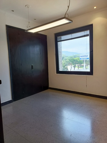 Oficina En Alquiler Torre Stratos, Av. Bolivar Valencia.
