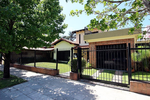 Imagen 2 de 30 de Chalet 7 Ambientes Venta Con Suite Jardin Terraza Piscina Quincho Y Cochera En Olivos