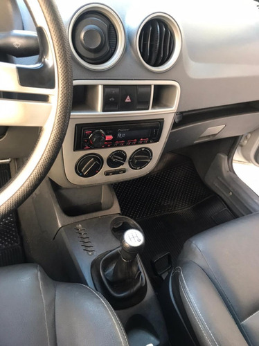 Imagem 4 de 9 de Volkswagen Saveiro Surf 1.6 Prata