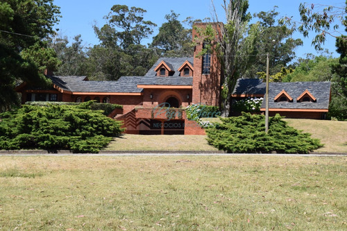 Hermosa Propiedad Con Gran Jardin En Zona Residencial