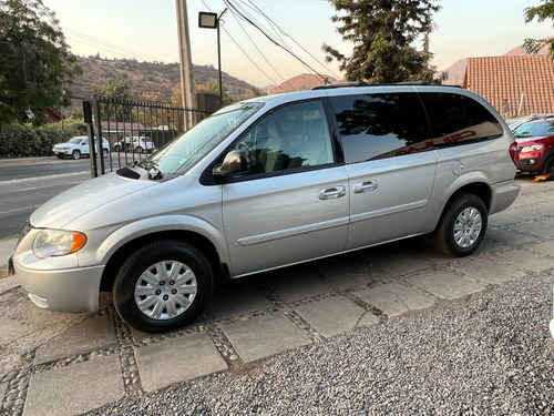 Imagen 4 de 25 de Chrysler Town Country 2005 Flamantísima