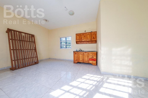 Imagen 3 de 11 de Venta De Monoambiente Divisible Con Sector De Quincho Y Parrilla En Amplio Lote En Trujui - Moreno