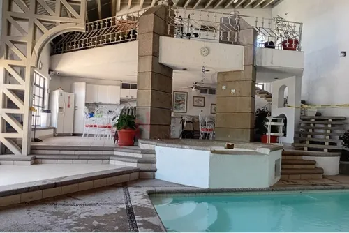 Casa De Una Planta, En Esquina, Con Salón De Eventos Y Alberca Climatizada