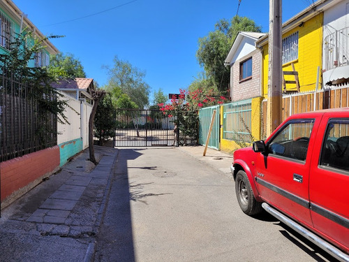 Casa Con Amplios Espacios, En Pasaje Cerrado