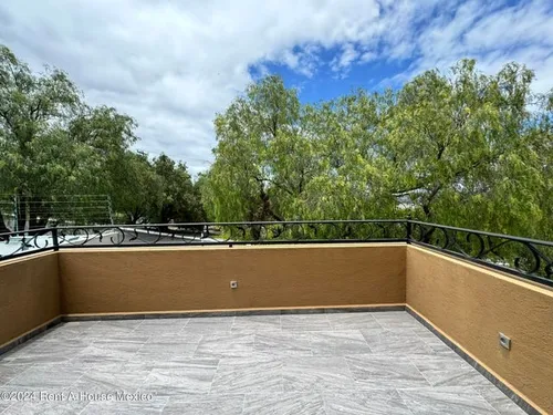 Renta - Vista Real. Casa, Cuarto De Servicio, 4 Recámaras, Alberca, Área De Tv