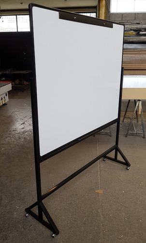 Imagen 2 de 7 de Pizarra Doble Lado Con Pedestal Rodante Medida: 120x100cm.