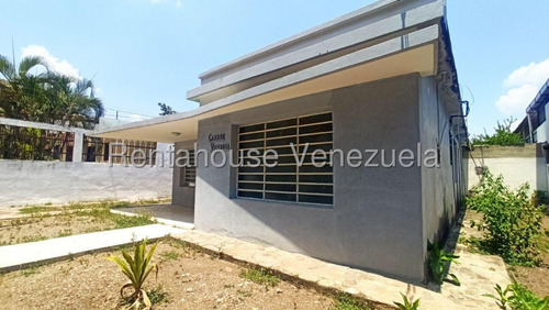 Dalisa Bigott Alquila Casa Comercial En Carmen Victoria, Este De Barquisimeto | 410 M², Aire Acondicionado Central, Estacionamiento Para 4 Vehículos | #25-18093