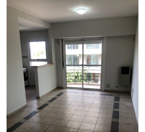 Administracion Alquila Departamento De 2 Dormitorios Al Frente Con Balcon En Calle 14 Entre 35 Y 36 De La Plata