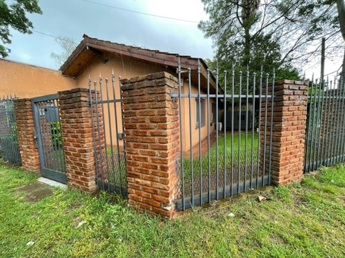 Imagen 1 de 9 de Venta - Casa En Esquina Con Jardín Y Pileta!