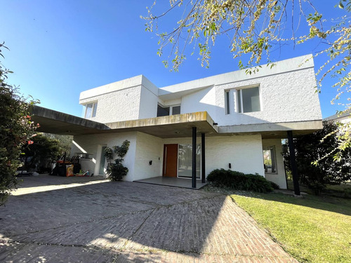 Casa De 3 Dormitorios En Venta En Country  Golf Fisherton Rosario