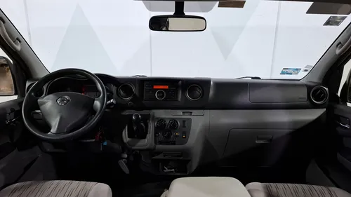 Nissan Nv350 Urvan 2.5 15 Pasajeros Amplia A/a Paq Seg