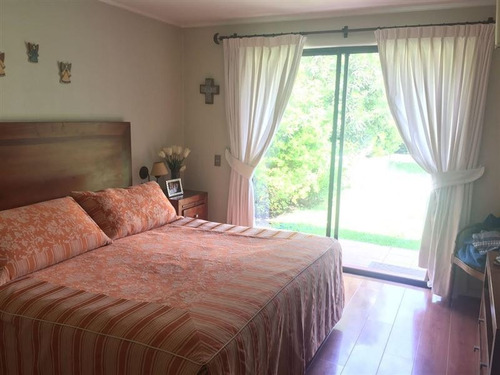 Casa En Venta De 5 Dorm. En Peñalolén