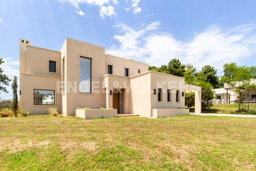 Linda Casa A Estrenar En Barrio Privado Id 5373
