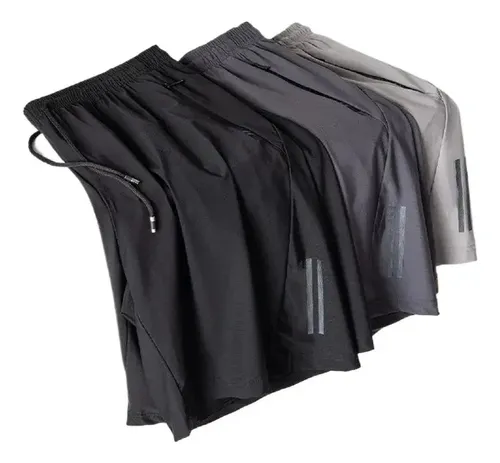 Kit com três bermudas masculinas em cores neutras, preto, cinza escuro e cinza claro, sobrepostas