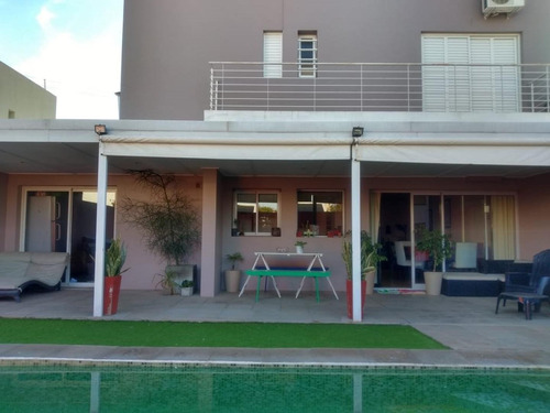 ¡¡¡hermosa Casa De Diseño De 2 Plantas En Casilda!!!