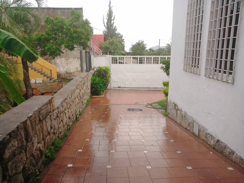 Imagen 16 de 21 de Rivero Bienes Raíces Vende Amplia Propiedad En La Urb El Piñal / 04124959888