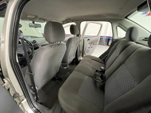 Imagen 11 de 19 de Ford Fiesta 1.6 Max Ambiente 2005