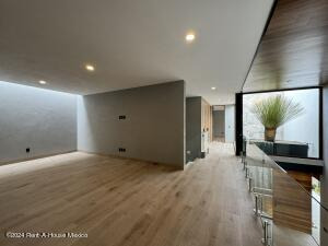 Venta. Casa Con Cuarto De Servicio, Family Room, Jacuzzi - Altozano