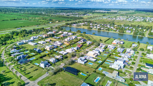 Terreno En Barrio Cerrado, 905 M2, Parquizado, Puerto Roldan