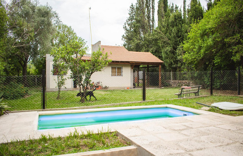 Dos Casas Con Gas Sobre Asfalto En Merlo!!