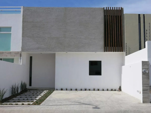 Preciosa Casa Premium En Hacienda Juriquilla, Frente A Super