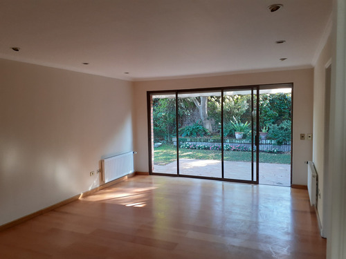 Casa Con Gran Potencial Jardín Del Este, Vitacura | A Paso
