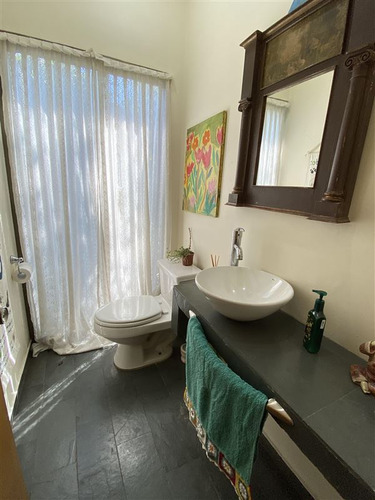 Casa En Venta De 5 Dorm. En Colina