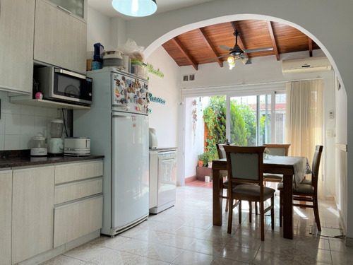 Imagen 8 de 12 de Casa Triplex En Venta, Castelar, 4 Ambientes Cochera, Fondo Y Parrilla
