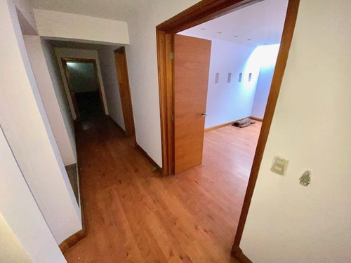 Casa En Venta De 7 Dorm. En Colina