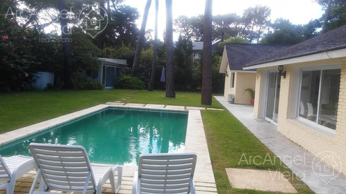 Casa Con Piscina En Playa Mansa - Punta Del Este