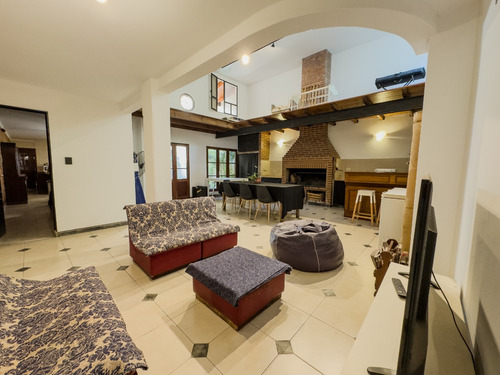Casa Ecléctica En Zona Céntrica: Estilo, Confort Y Seguridad Para Tu Familia
