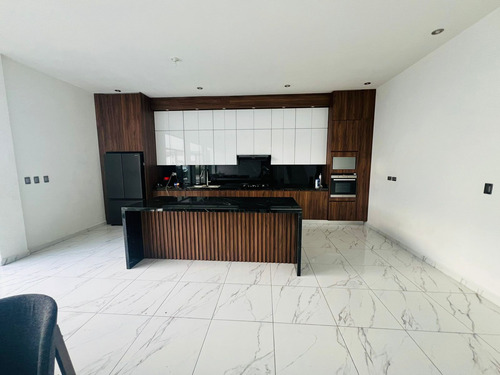 Casa En Venta En La Encomienda, Escobedo, Nuevo León Con Alberca Y Terrazas, 4 Recámaras, 3 Niveles, Alberca, Frente A Parque.