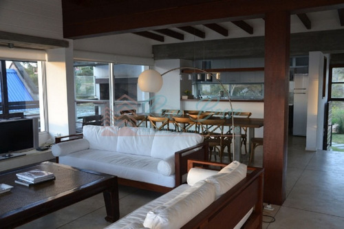 Casa En Punta Piedras, 5 Dormitorios *- Ref: 3581