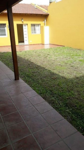 Chalet 5 Ambientes Con Cochera Y Jardin