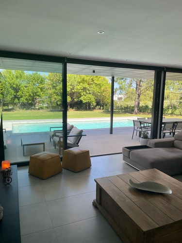Casa En Venta, 3 Dormitorios, Barrio Privado, Piscina.