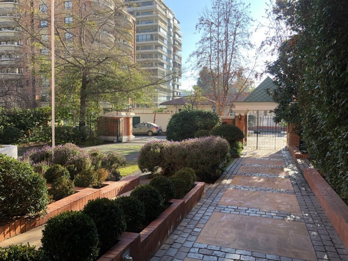 Imagen 21 de 24 de Gran Departamento En Las Condes - Calle Muy Tranquila