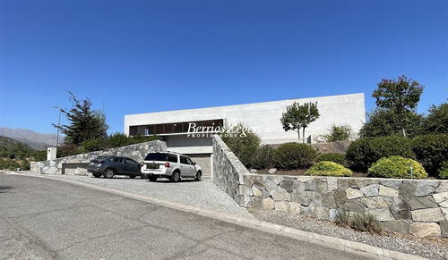 Casa En Venta De 5 Dorm. En Lo Barnechea Valle Escondido
