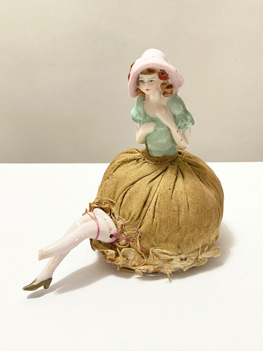 Boneca Antiga Alemã De Porcelana Com Almofada De Alfinetes